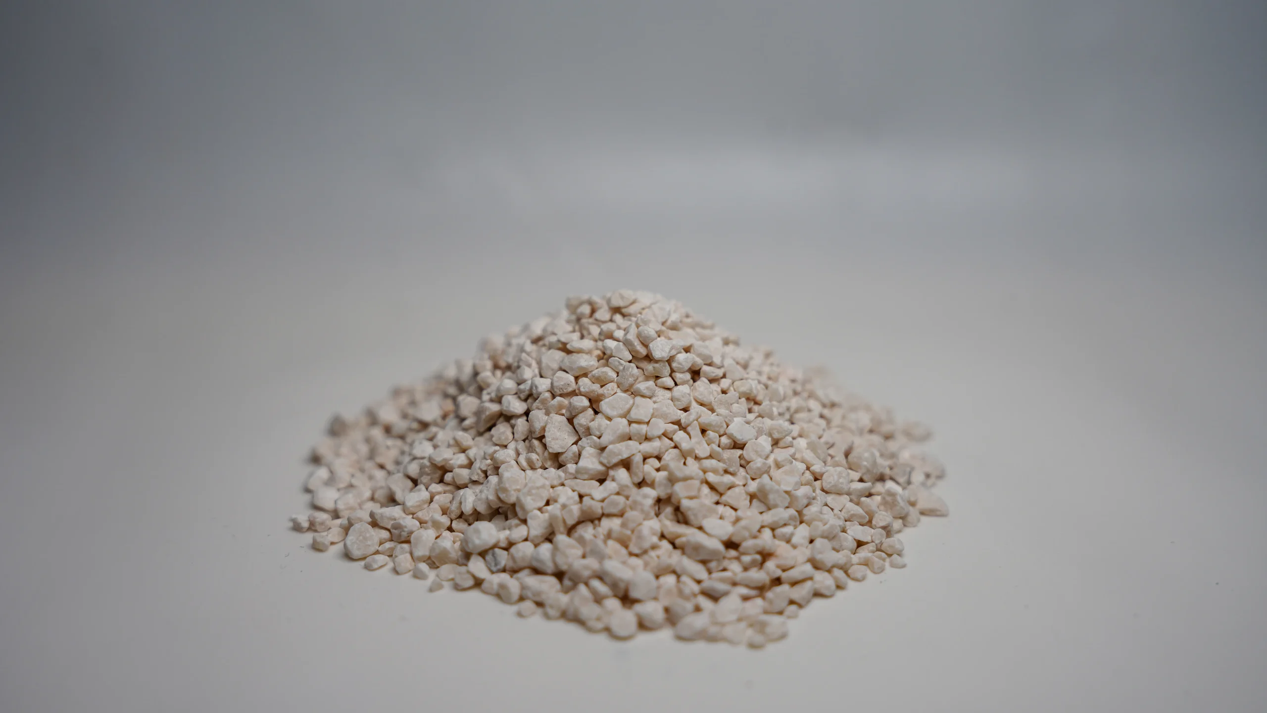 High-quality white decorative aggregate beans for landscaping and construction in UAE