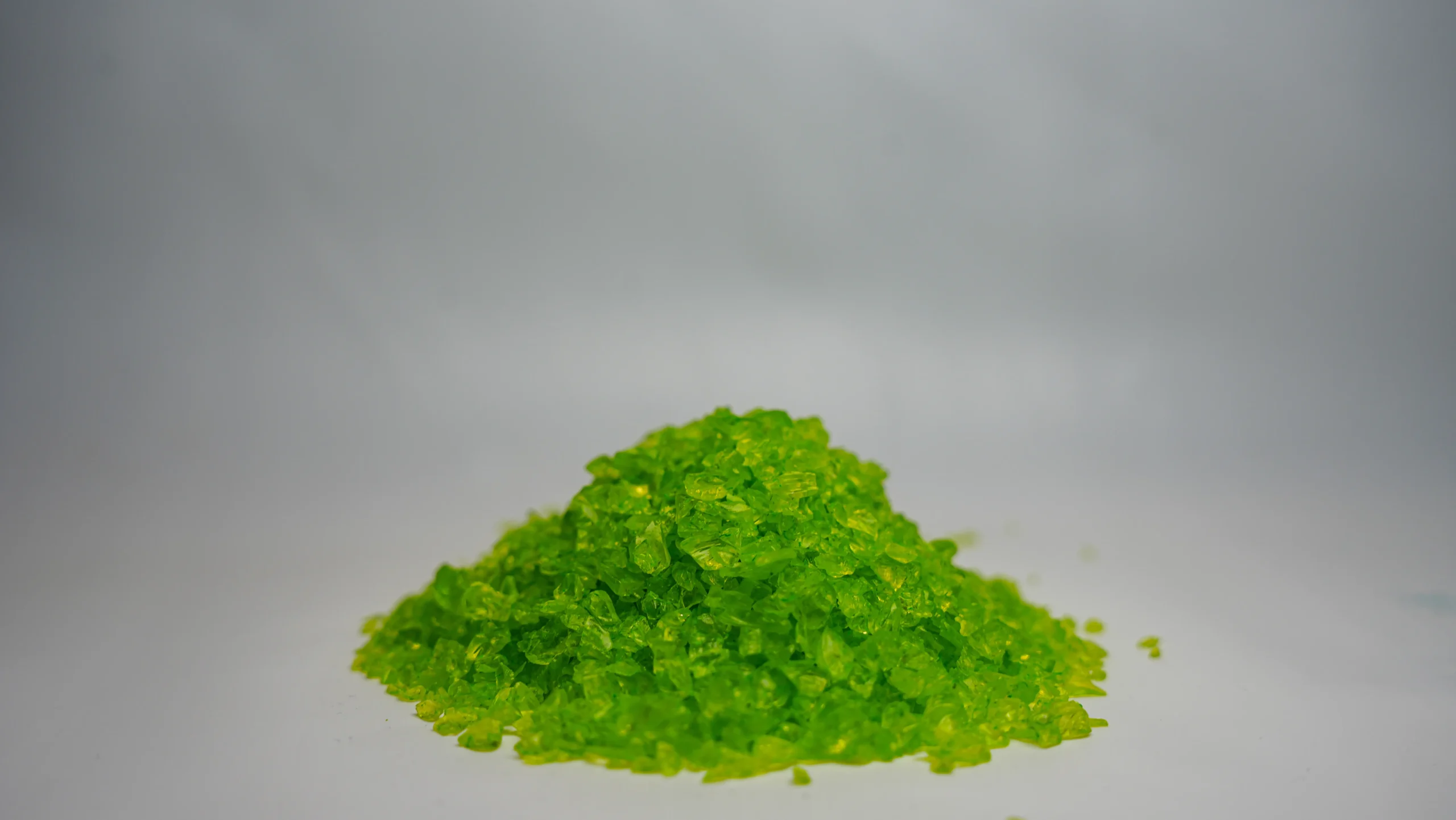 High-quality green decorative aggregate crystals for landscaping and construction in UAE