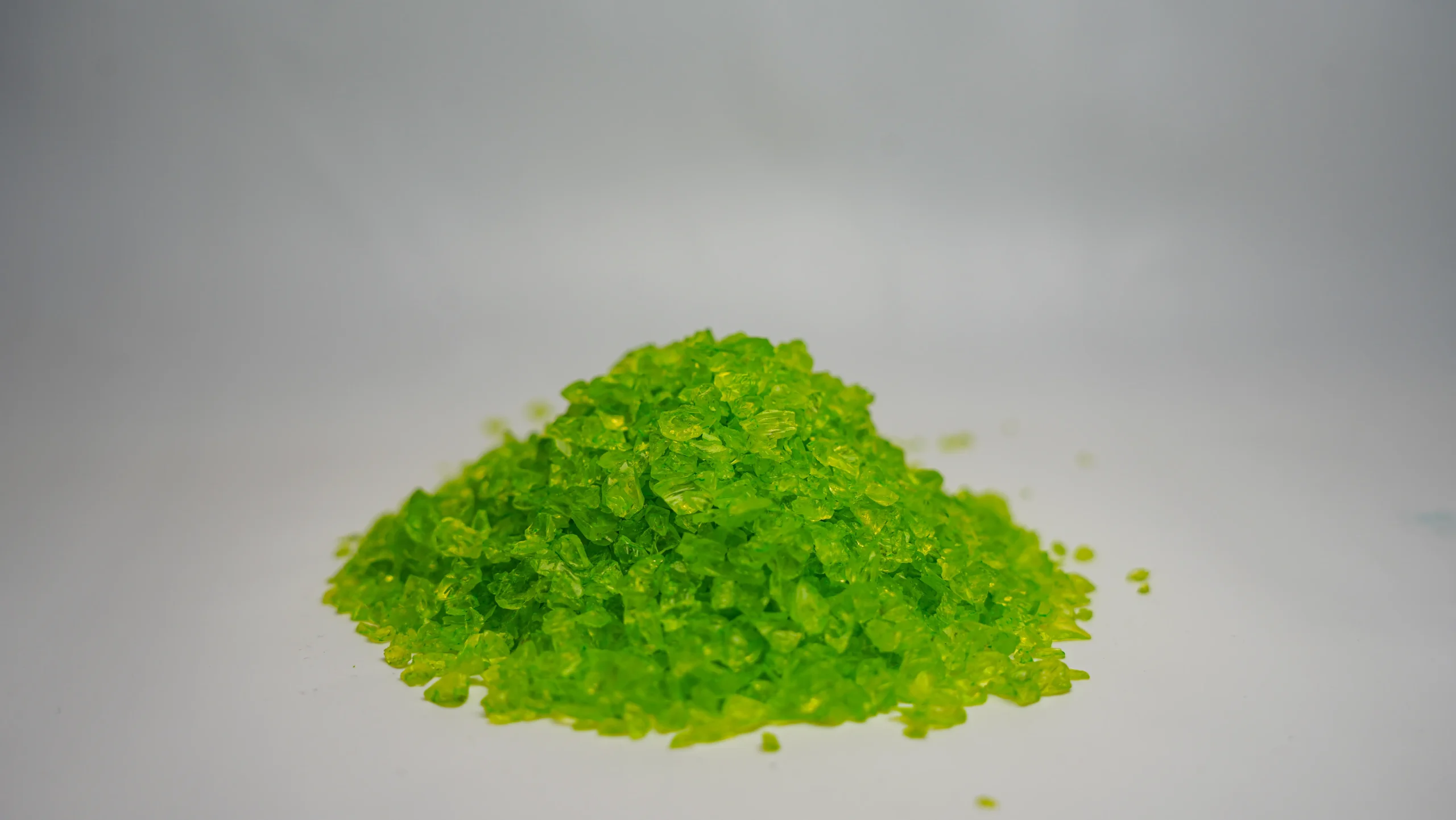 High-quality green decorative aggregate crystals for landscaping and construction in UAE