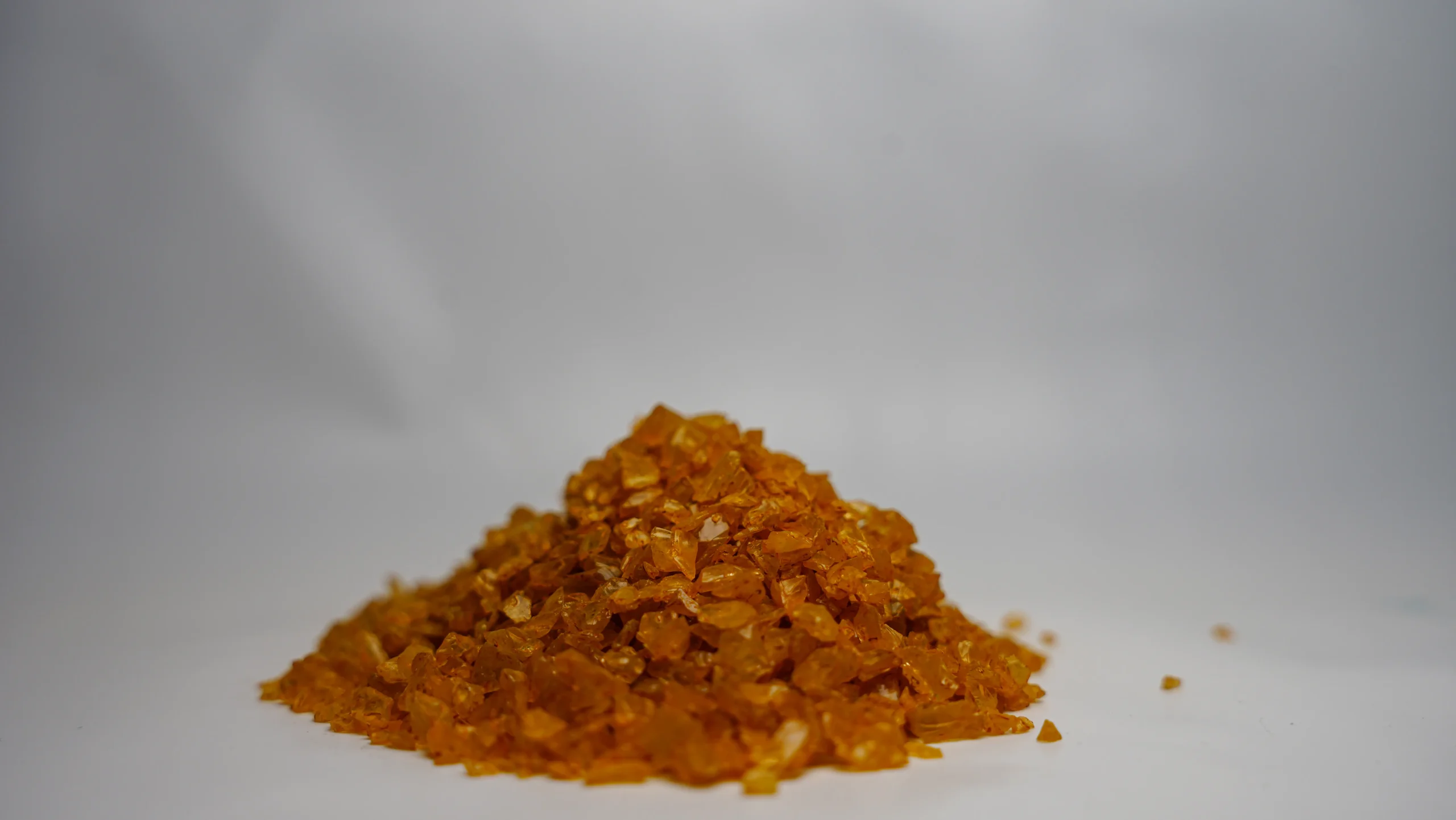 High-quality brown decorative aggregate crystals for landscaping and construction in UAE