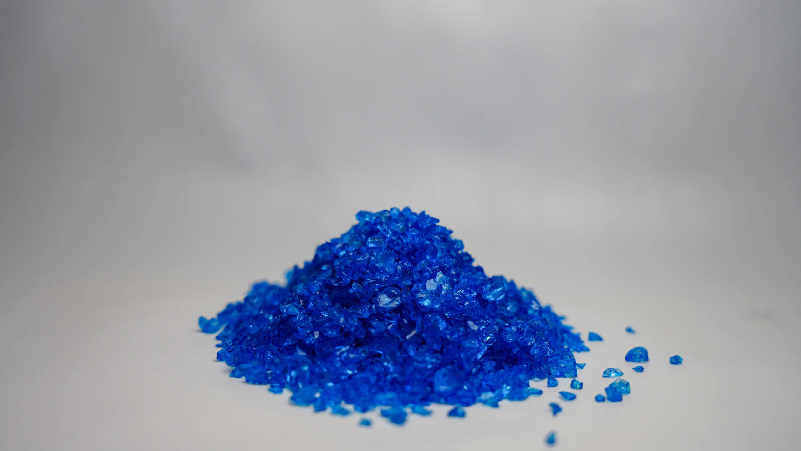 High-quality blue decorative aggregate crystals for landscaping and construction in UAE