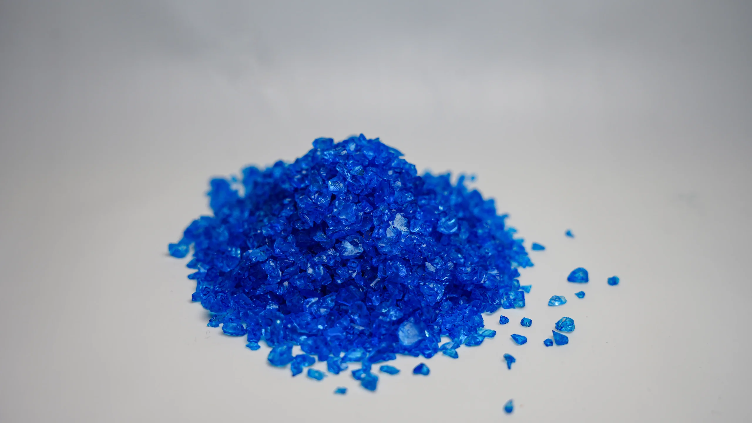 High-quality blue decorative aggregate crystals for landscaping and construction in UAE