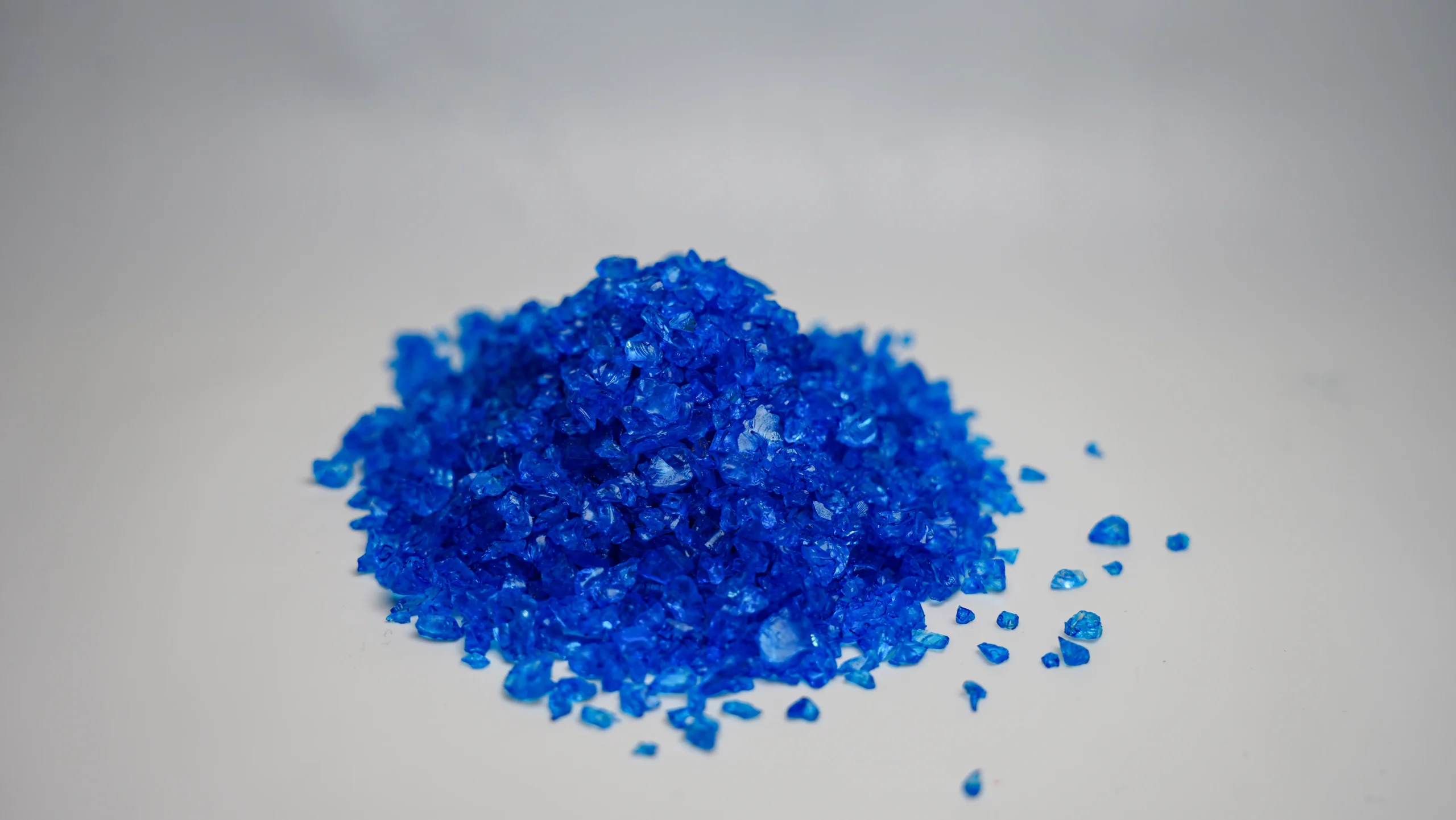 High-quality blue decorative aggregate crystals for landscaping and construction in UAE